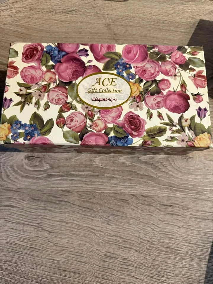 ROYAL ELFREDA FINE CHINA Tea Mug. Roses,new 2 pcs image indicator(3)