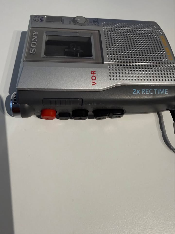 Vintage Sony TCM-200DV Cassette Voice Recorder - photo 4