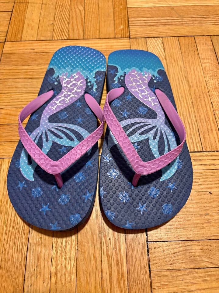 Girl’s Flip Flops Size 2