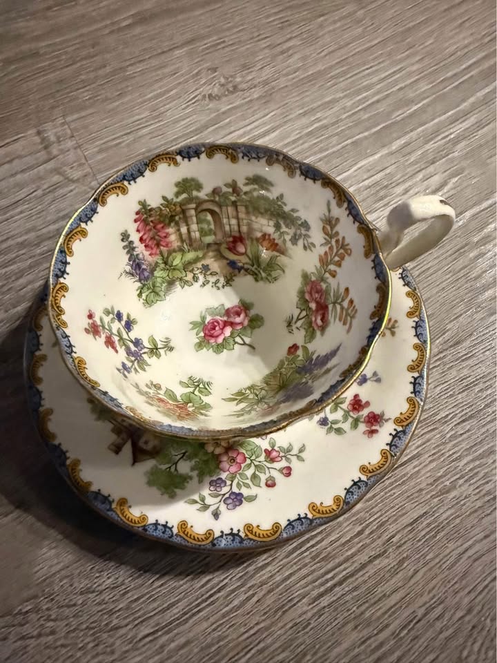 Aynsley Bone China Teacup and Saucer: Garden Gate Floral Design - photo 2
