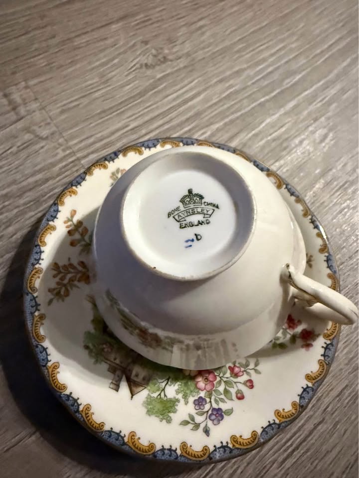 Aynsley Bone China Teacup and Saucer: Garden Gate Floral Design - photo 3