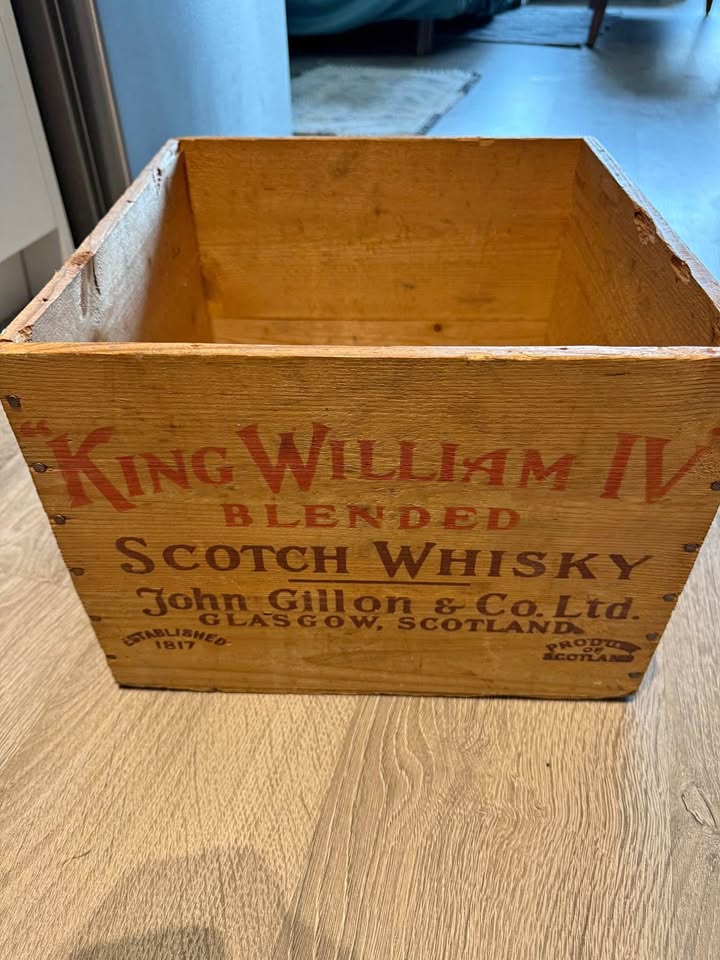 King William IV Blended Scotch Whisky Vintage Wood Case