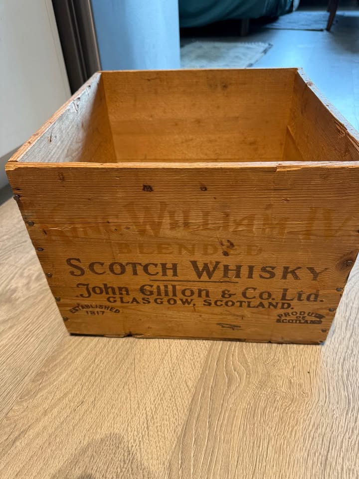 King William IV Blended Scotch Whisky Vintage Wood Case - photo 3