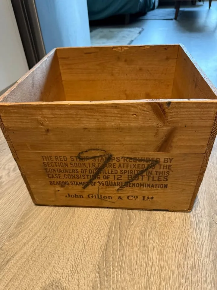 King William IV Blended Scotch Whisky Vintage Wood Case image indicator(4)