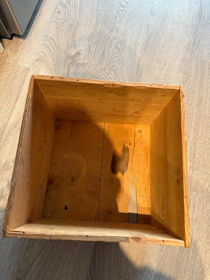 King William IV Blended Scotch Whisky Vintage Wood Case image indicator(5)