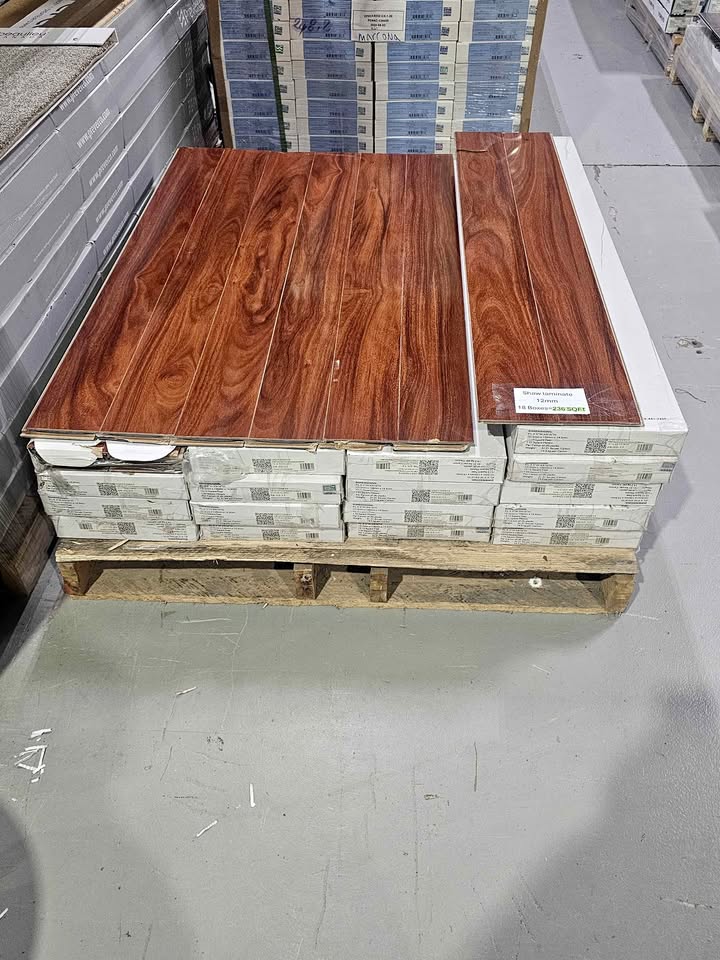 LAMINATE FLOOR 12mm 18 boxes 236 sqft