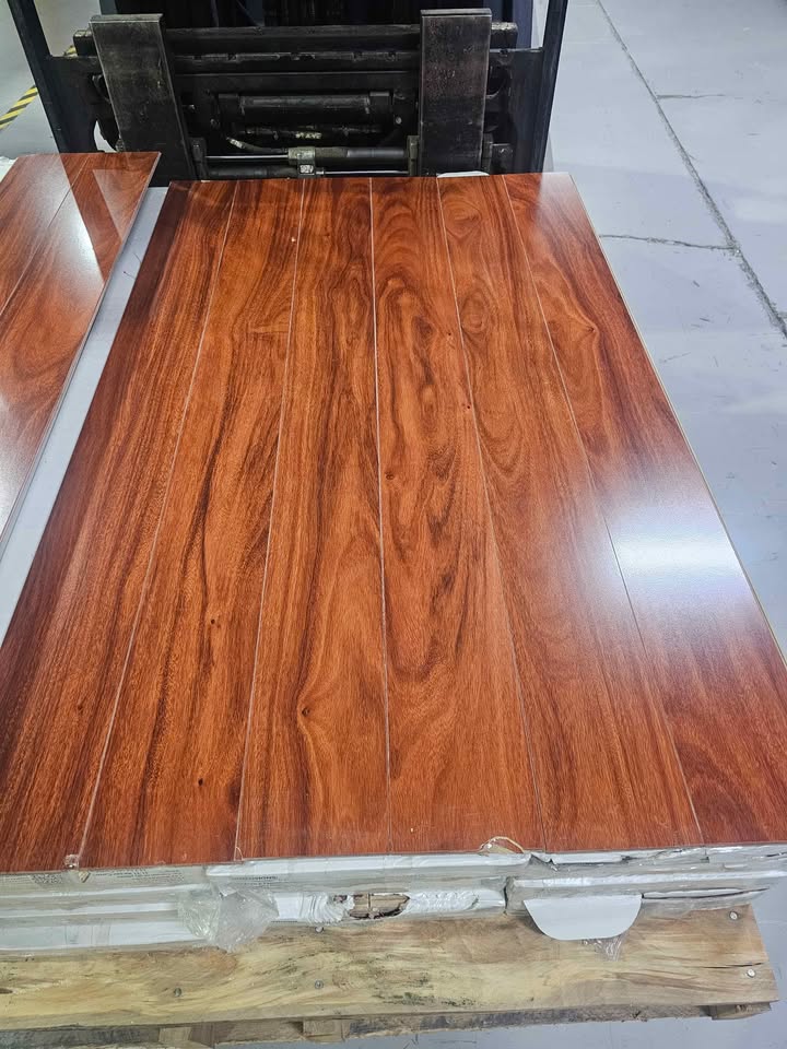 LAMINATE FLOOR 12mm 18 boxes 236 sqft - photo 3