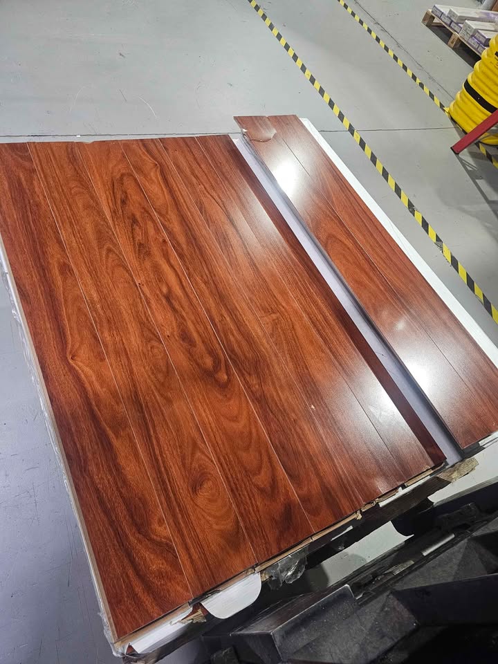 LAMINATE FLOOR 12mm 18 boxes 236 sqft - photo 4