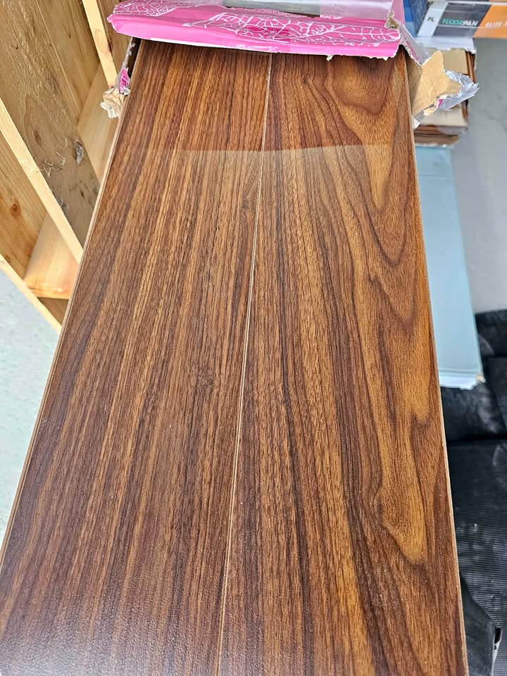 One box of laminate wall decor
