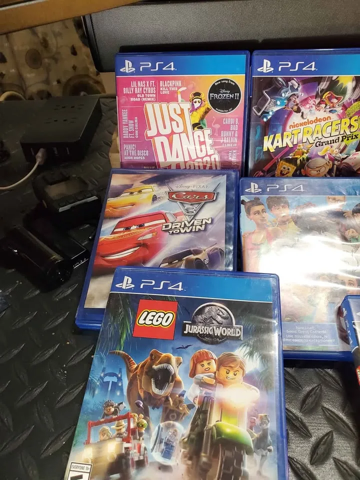 PlayStation 4 Family Game Bundle – 17 Titles image indicator(2)