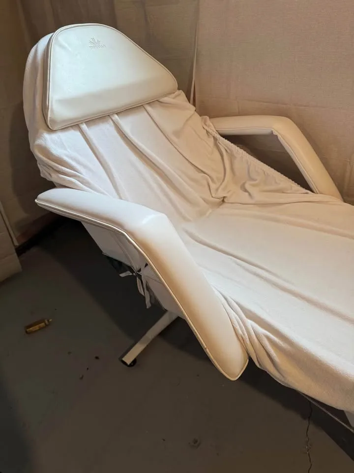 Lash/Tattoo Bed image indicator(2)