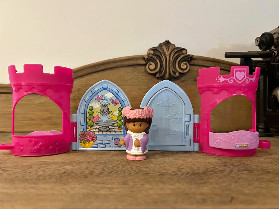 Fisher-Price Little People Maid Marian Pop Open Castle