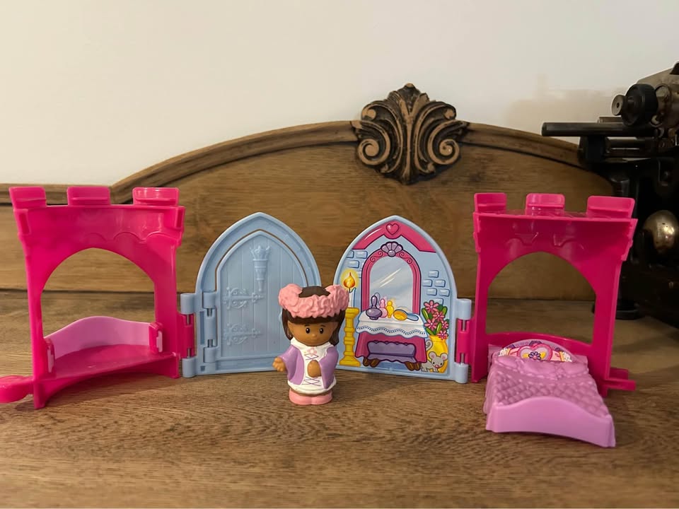 Fisher-Price Little People Maid Marian Pop Open Castle - photo 2