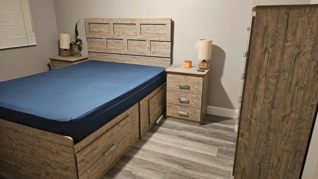 Queen bed set complete (storage beds + 2 nightstands + chest)