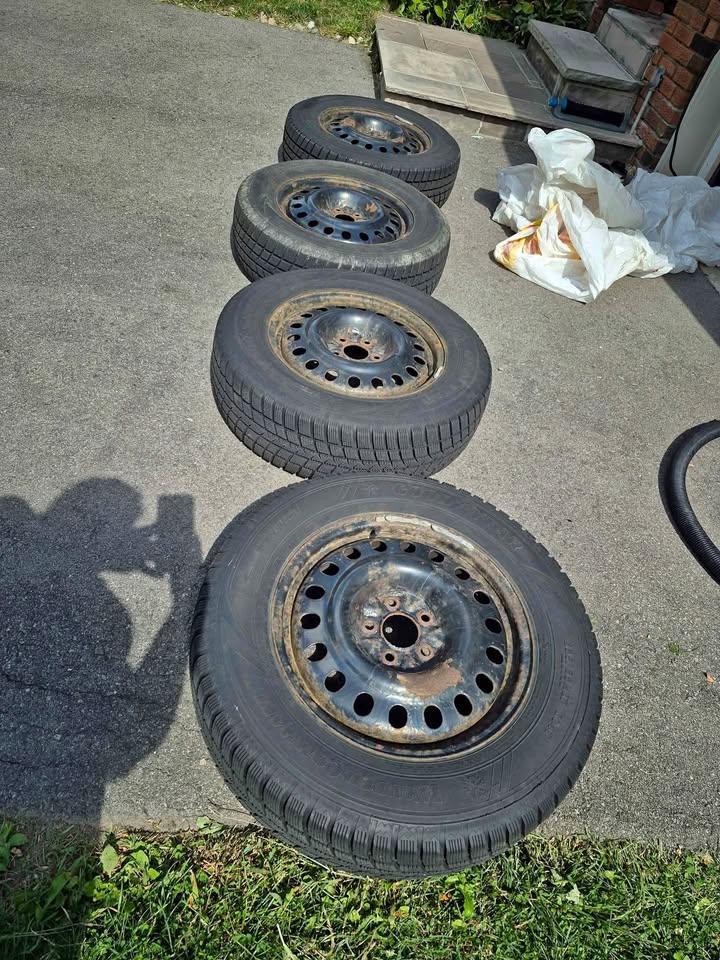 4 Good Year Winter command snow tires with rims - photo 3