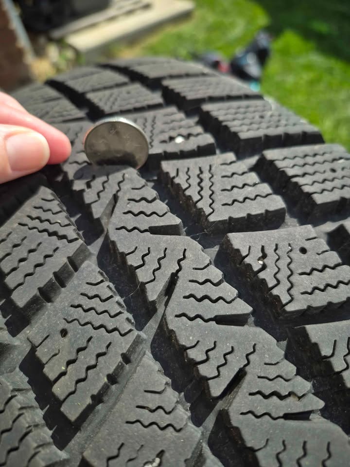 4 Good Year Winter command snow tires with rims - photo 2