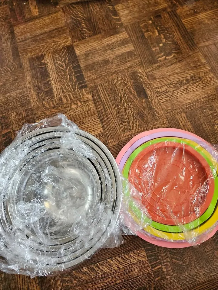 New Stainless steel Mixing bowls- 5 piece with lids thumbnail