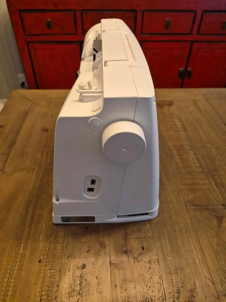 Husqvarna Viking Designer SE Sewing Machine image indicator(2)