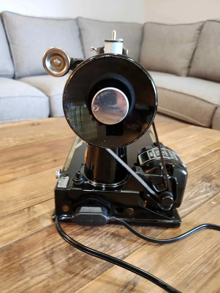 Singer 221 Featherweight with Warranty image indicator(2)