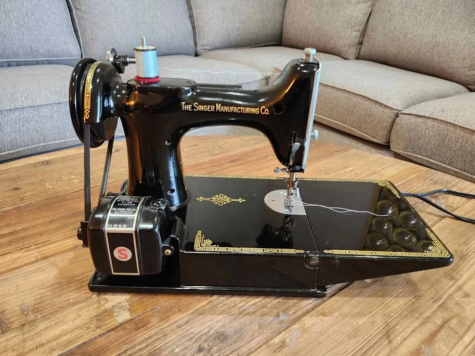 Singer 221 Featherweight with Warranty image indicator(3)