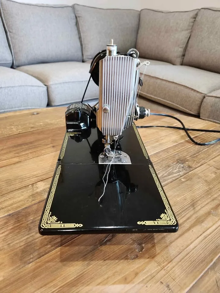 Singer 221 Featherweight with Warranty image indicator(4)