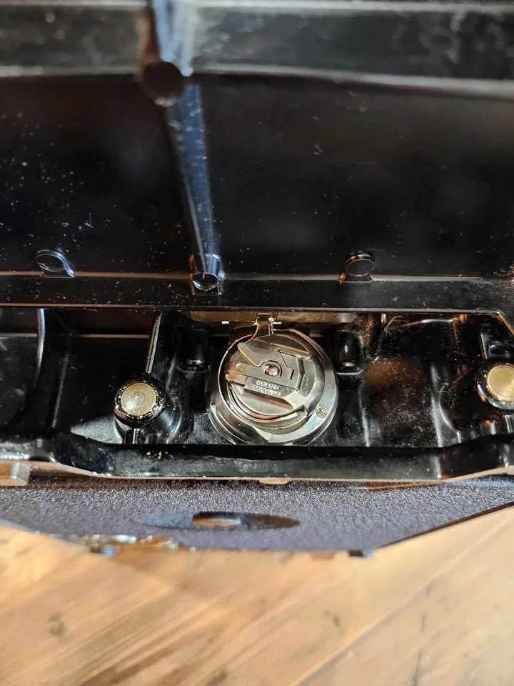 Singer 221 Featherweight with Warranty image indicator(6)