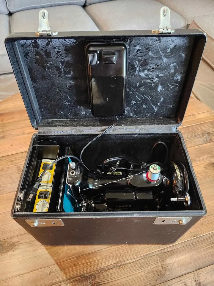 Singer 221 Featherweight with Warranty image indicator(8)