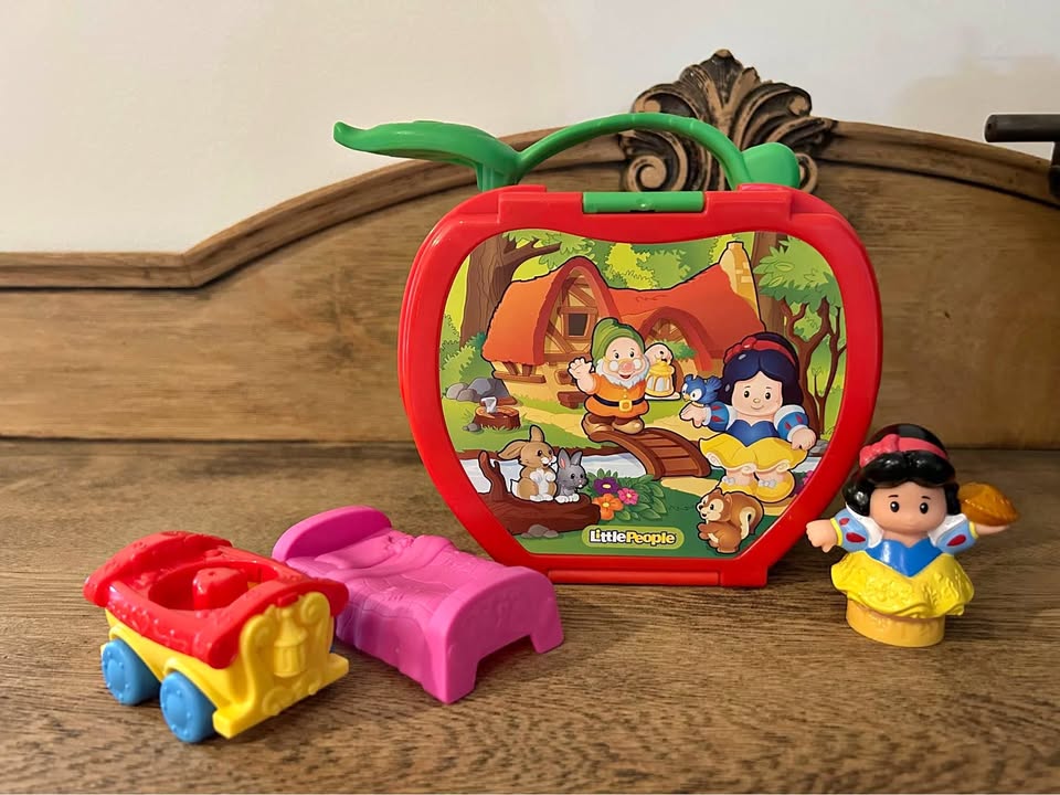 Fisher-Price Little People Disney Princess Snow White's Fold 'N
