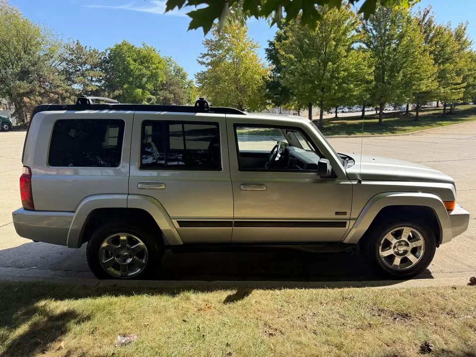 2007 Jeep Commander · Sport Utility 4D image indicator(4)