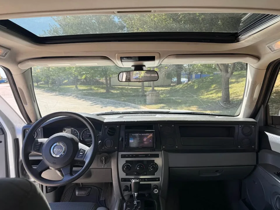 2007 Jeep Commander · Sport Utility 4D image indicator(9)