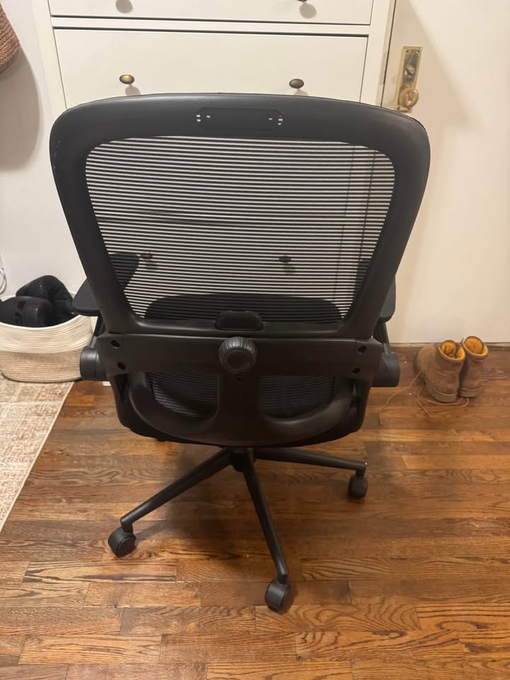 Ergonomic black office desk chair - photo 2