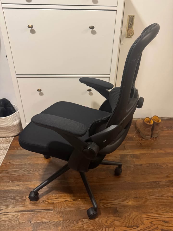 Ergonomic black office desk chair - photo 3