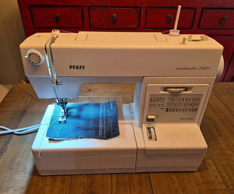 Pfaff Variamatic 6091 Sewing Machine with IDT and Warranty image indicator(2)