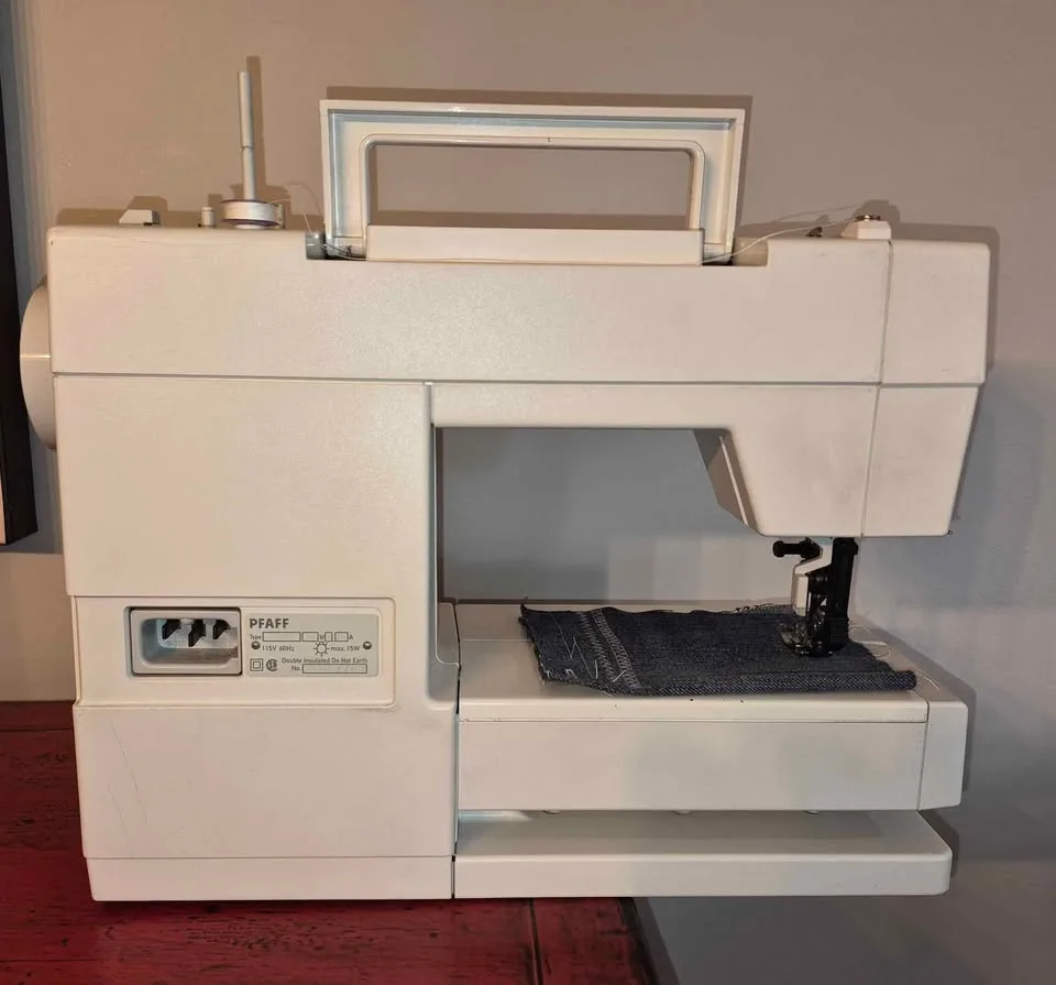 Pfaff Variamatic 6091 Sewing Machine with IDT and Warranty image indicator(4)