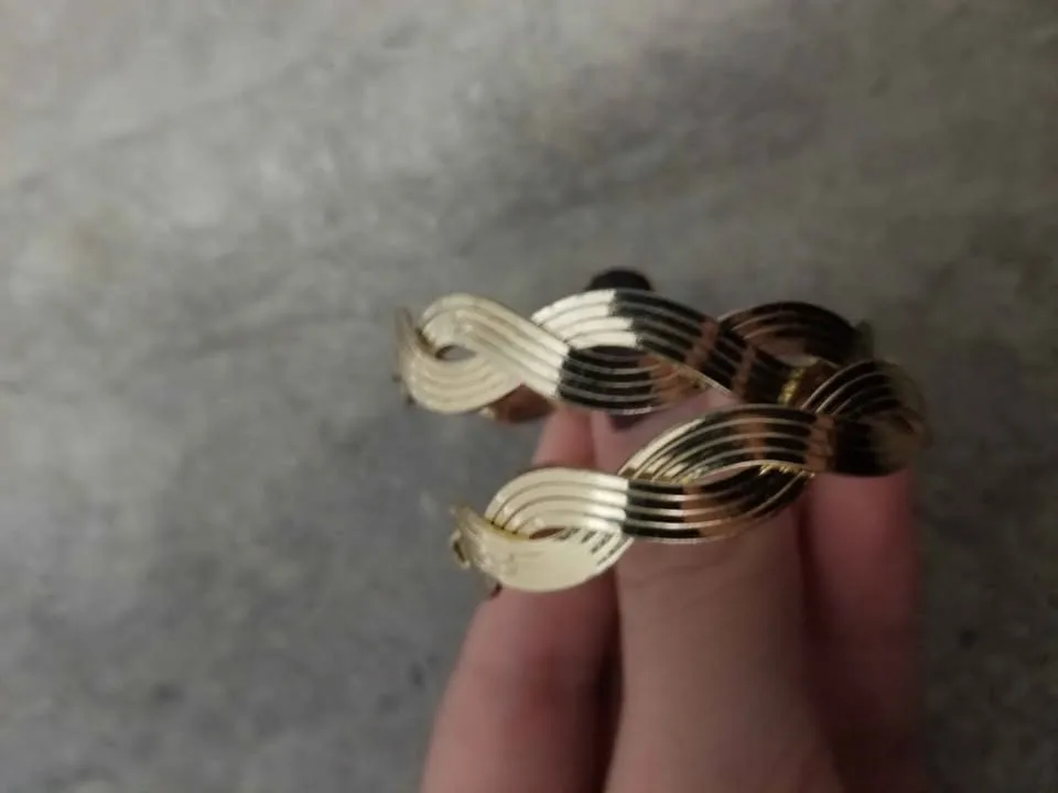 Gold Hoop Earrings image indicator(5)