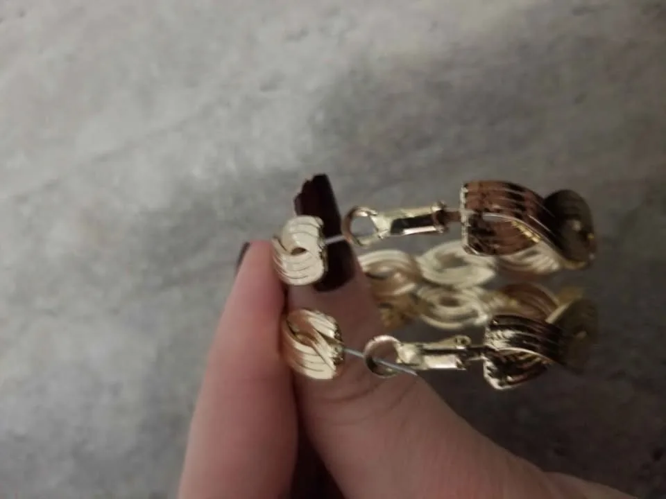 Gold Hoop Earrings image indicator(6)