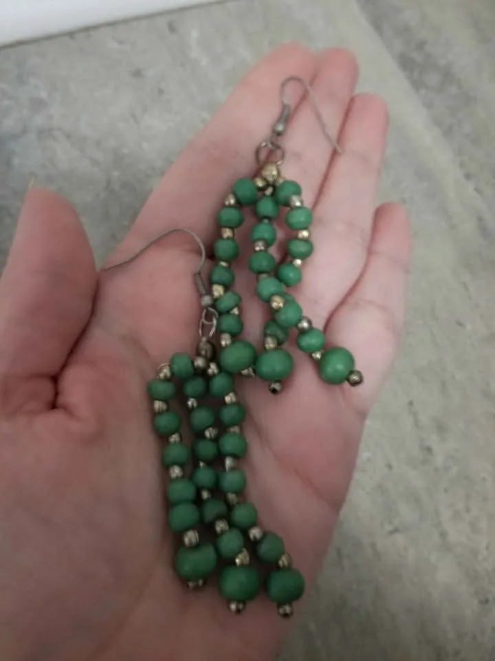 Green dangle earrings image indicator(2)