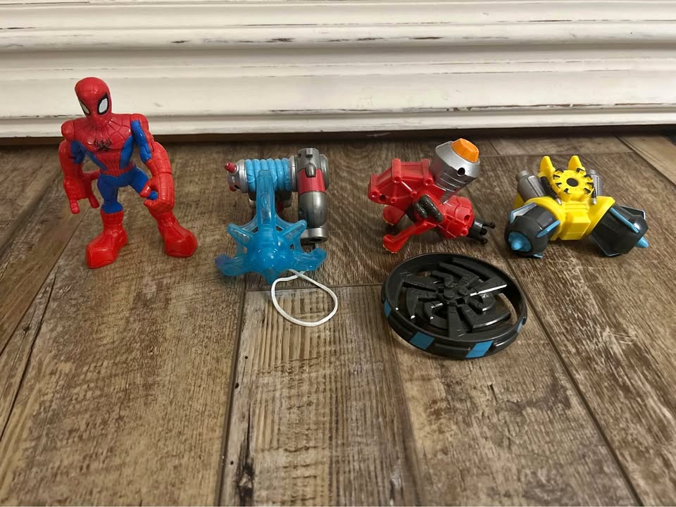 Marvel Spiderman Playskool 5" Figure and Accessories