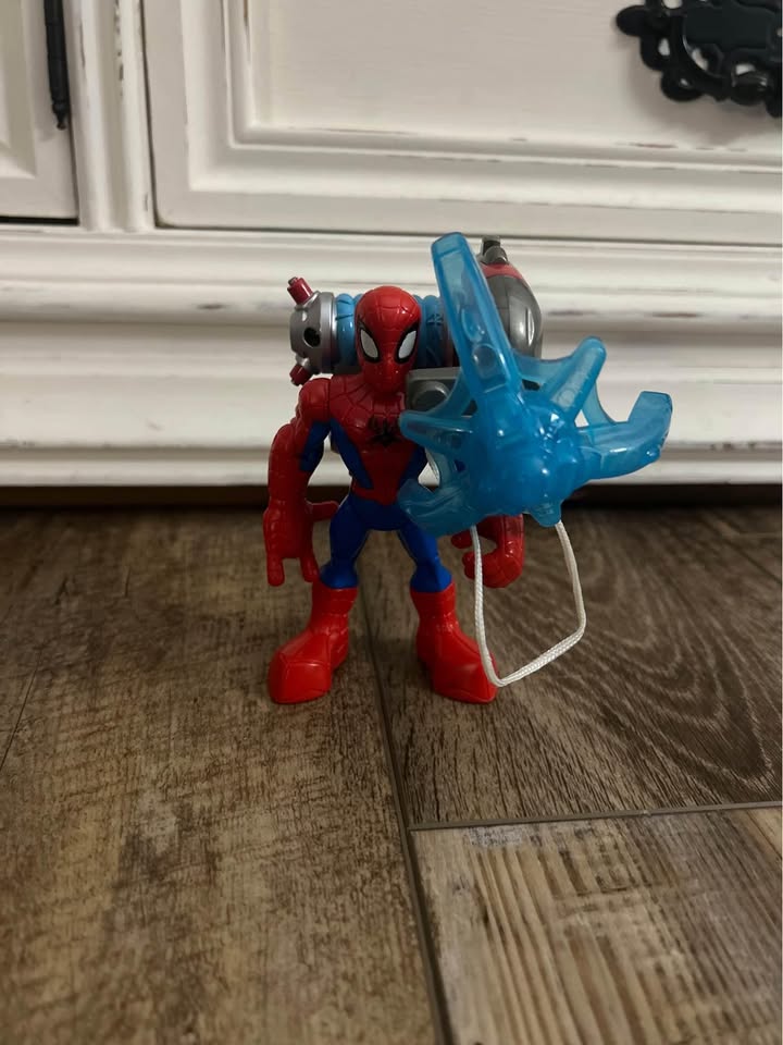 Marvel Spiderman Playskool 5" Figure and Accessories - photo 2