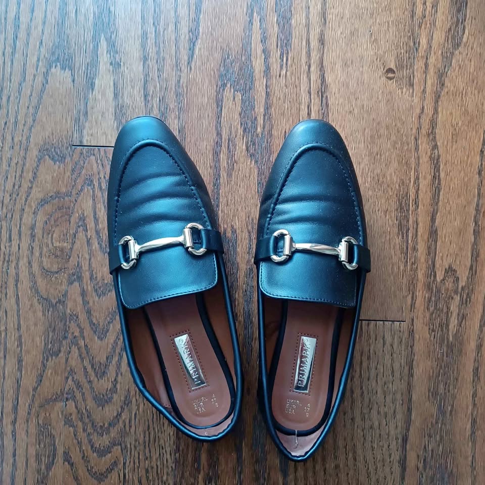 Black Women's Leather Loafers with Golden Accessory, US 6