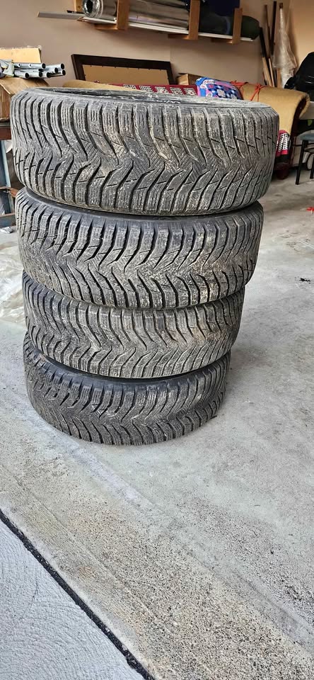 ❄️ Like New Winter Tires 17 inch on Rims – 215/55R17