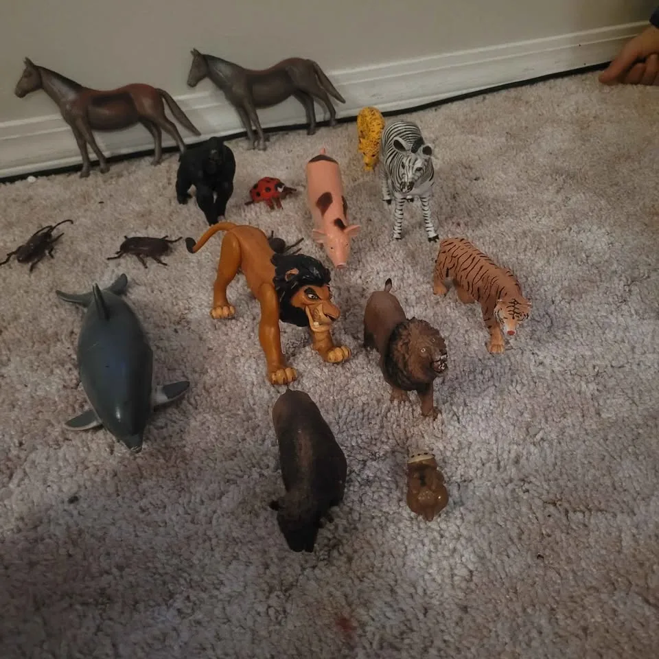 Detailed plastic animal toys image indicator(2)