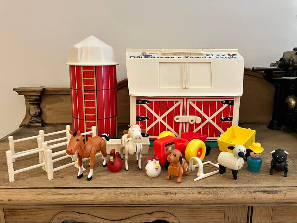 Vintage Fisher Price Little People Play Family Farm 915