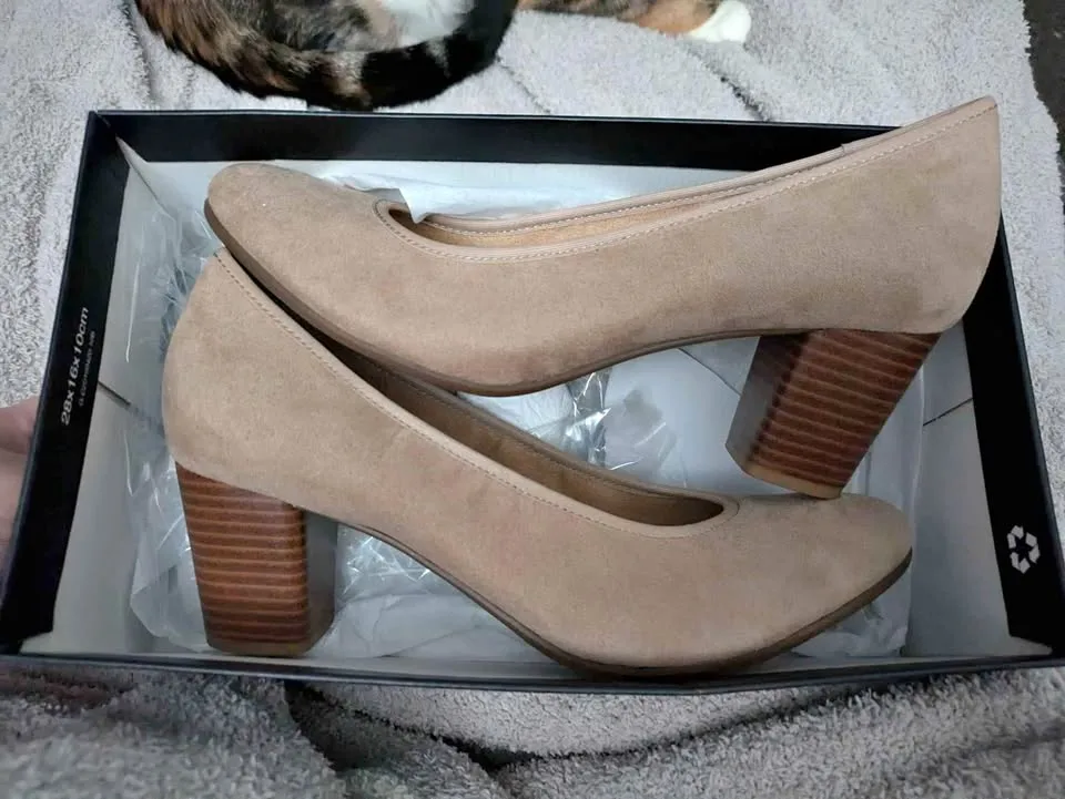 Size 7.5 Naturalizer Naomi Havane heels