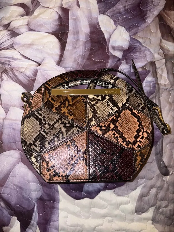 Brand new NIN WEST Cut It Out Circle Cross Body Bag image indicator(3)