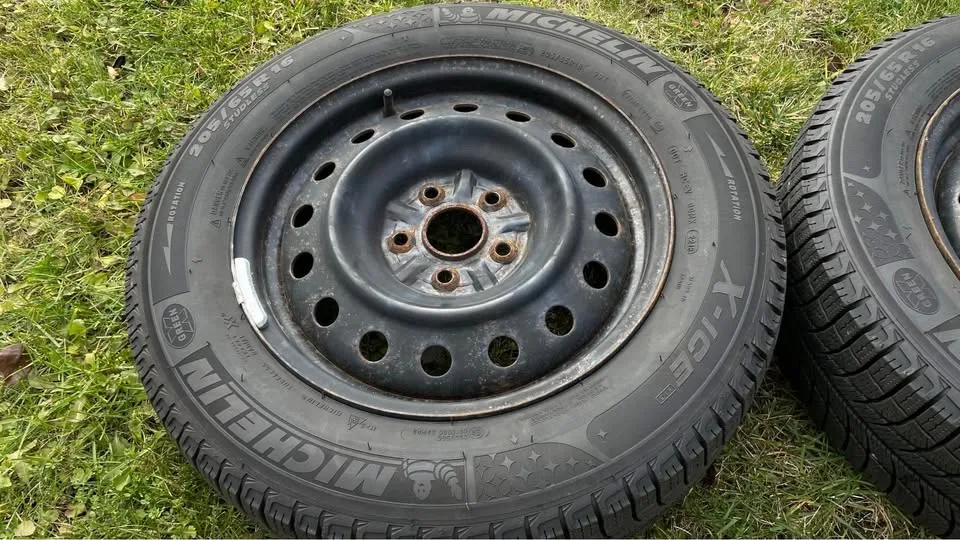 4 × Michelin X-Ice Winter Tires on Toyota Rims - Excellent image indicator(3)
