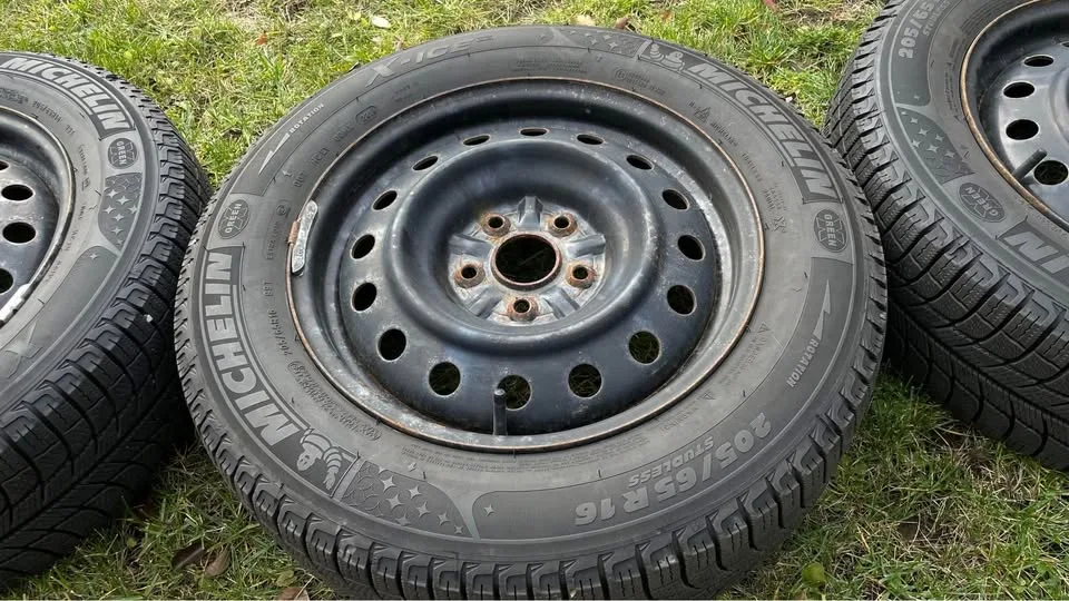 4 × Michelin X-Ice Winter Tires on Toyota Rims - Excellent image indicator(4)