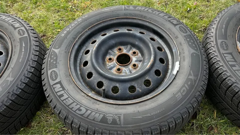 4 × Michelin X-Ice Winter Tires on Toyota Rims - Excellent image indicator(5)