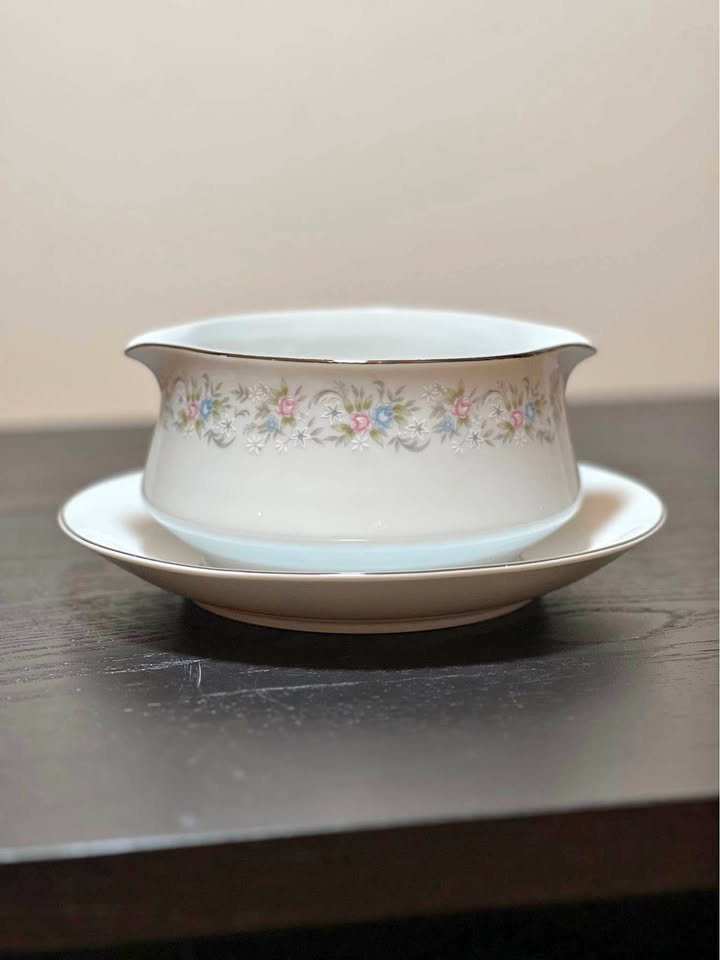 "Suzanne" pattern gravy boat by Royal Gallery