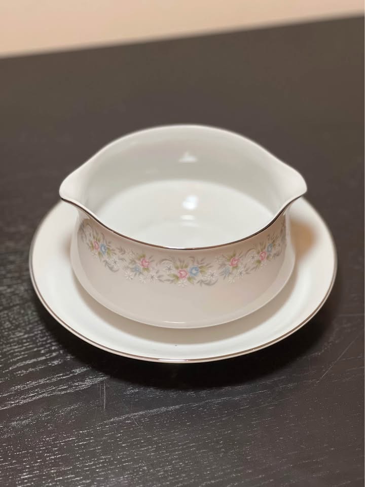 "Suzanne" pattern gravy boat by Royal Gallery - photo 2